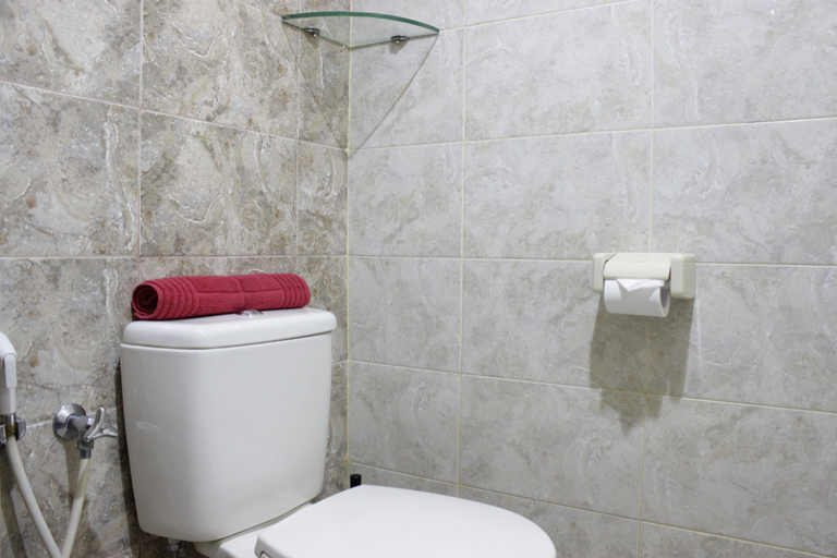 Bathroom 5, Comfy & Well Appointed 3BR at Galeri Ciumbuleuit 1 By Travelio, Bandung