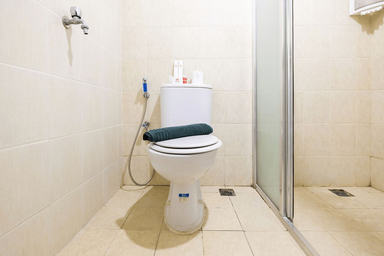 Bathroom 4, 1BR The Wave Apartment near Kota Kasablanka By Travelio, Jakarta Selatan
