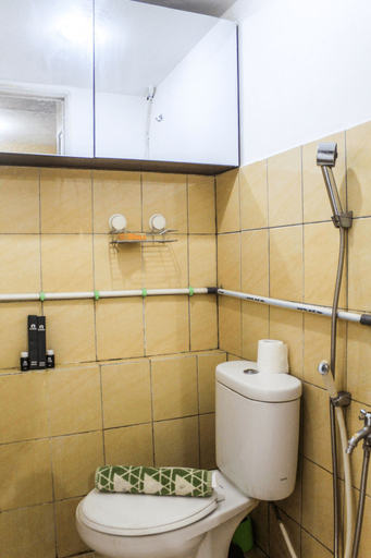 Bathroom 5, Comfortable and Tranquil 2BR Apartment at Green Pramuka By Travelio, Jakarta Pusat