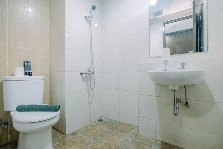 Bathroom 5, Modern and Comfy Studio Apartment @ Grand Dhika City By Travelio, Bekasi