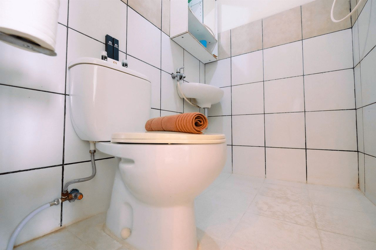 Bathroom 5, Best Price 2BR East Park Apartment By Travelio, Jakarta Timur