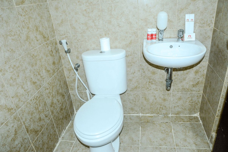 Bathroom 5, Modern Studio Room at Grand Serpong Apartment By Travelio, Tangerang
