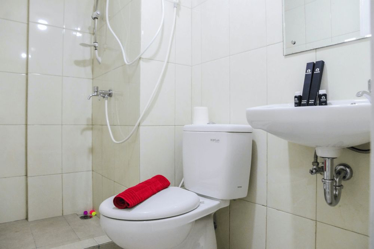 Bathroom 5, 2BR with Sofa Bed at Springlake Summarecon Apartment By Travelio, Bekasi