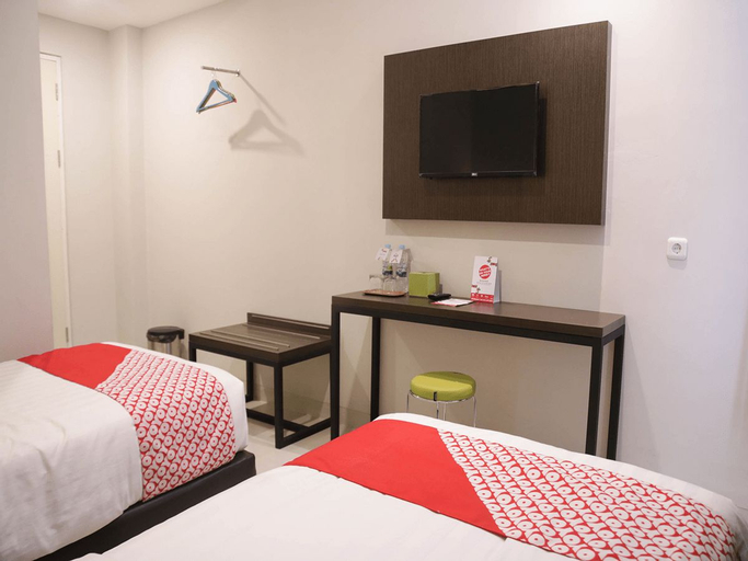 Bedroom 5, OYO 1006 Azzahra Guest House, Ambon