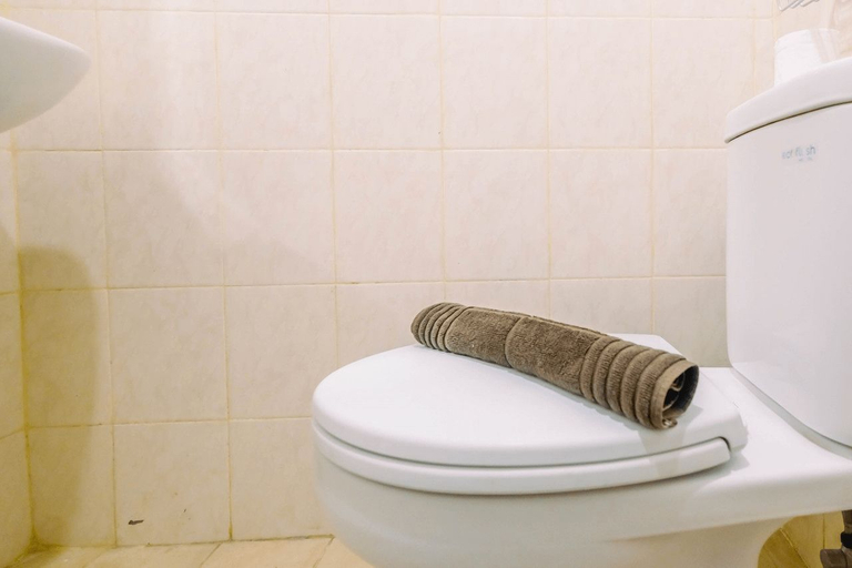 Bathroom 5, Modern and Cozy Studio Park View Apartment By Travelio, Depok