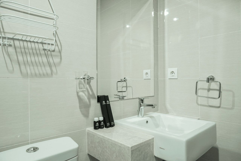 Bathroom 5, Comfy and Best View 1BR Puri Mansion Apartment By Travelio, Jakarta Barat