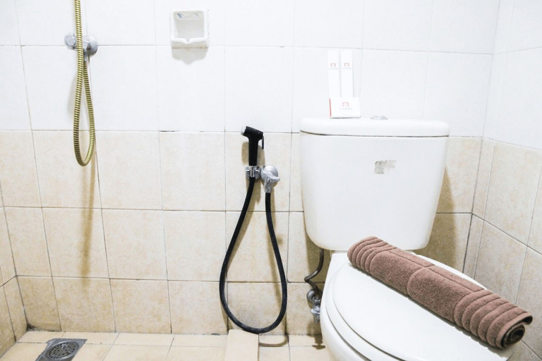 Bathroom 5, 2BR Mediterania Palace Kemayoran Apartment By Travelio, Jakarta Pusat