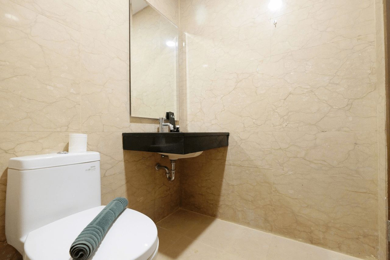 Bathroom 5, 2BR Pancoran L'Avenue Apartment Great Facility By Travelio, South Jakarta