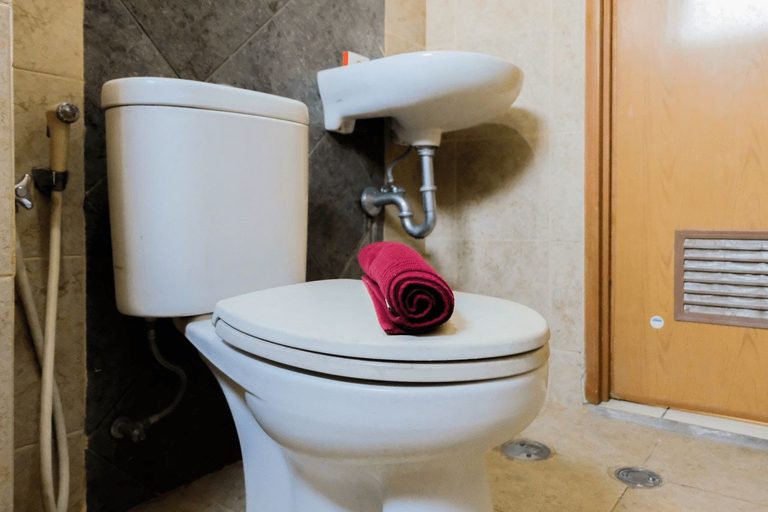 Bathroom 5, 2BR Apartment at Great Western Serpong By Travelio, Tangerang