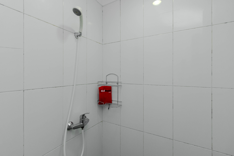 Bathroom 4, RedDoorz Plus @ Pasar Baru, Central Jakarta