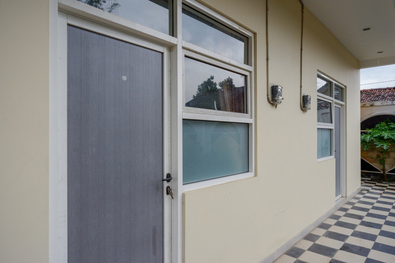 Others 5, RedDoorz @ Jalan Bali Cilacap, Cilacap