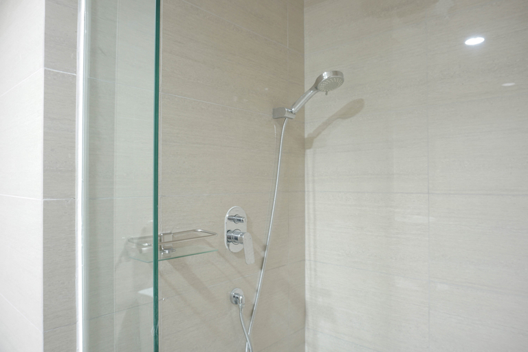 Bathroom 5, Opulent 2BR Residence at Ciputra International Apartment By Travelio, Jakarta Barat