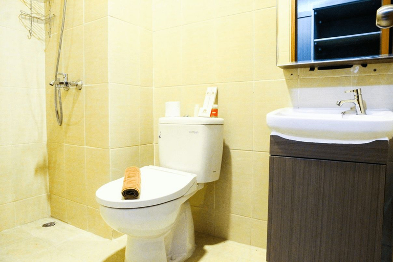 Bathroom 5, New Studio The Oasis Apartment By Travelio, Cikarang