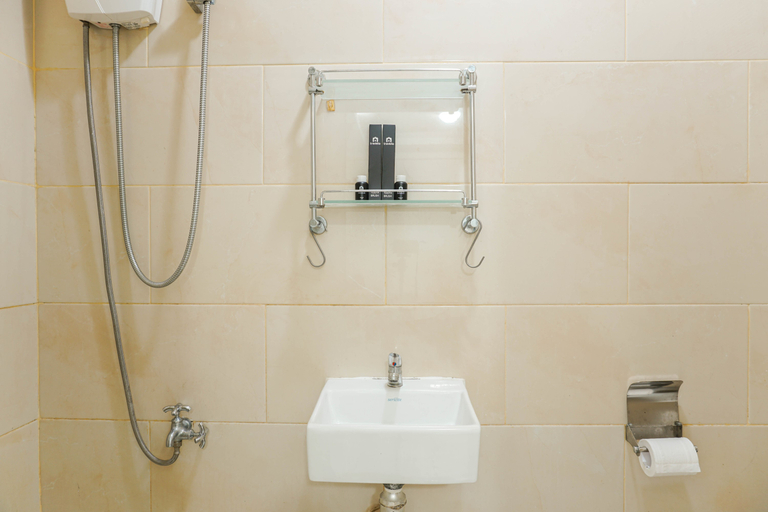 Bathroom 5, Enjoy 1BR Apartment at Pancoran Riverside By Travelio, Jakarta Selatan