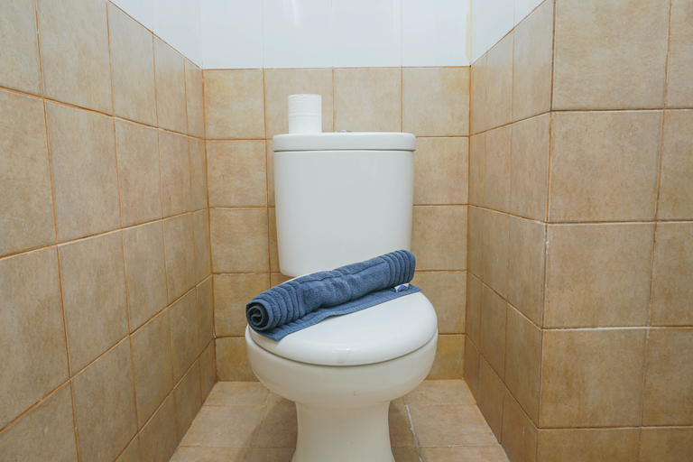 Bathroom 5, Comfy and Beautiful Studio Green Pramuka Apartment By Travelio, Central Jakarta
