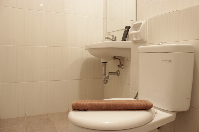 Bathroom 5, Homey and Chic 2BR Apartment Newton Residence By Travelio, Bandung