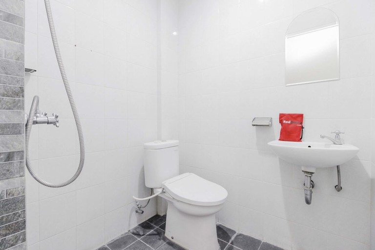 Bathroom 5, RedDoorz near Pancoran, Jakarta Selatan