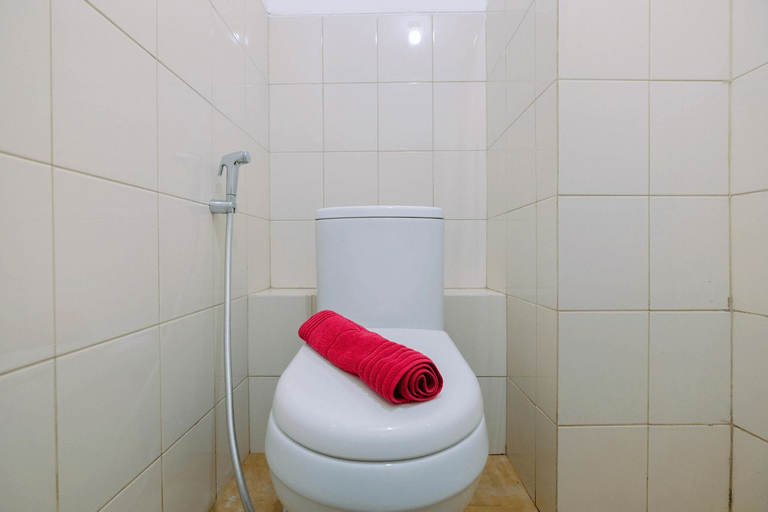 Bathroom 5, Affordable Price Studio at Jababeka Riverview Apartment Cikarang By Travelio, Cikarang