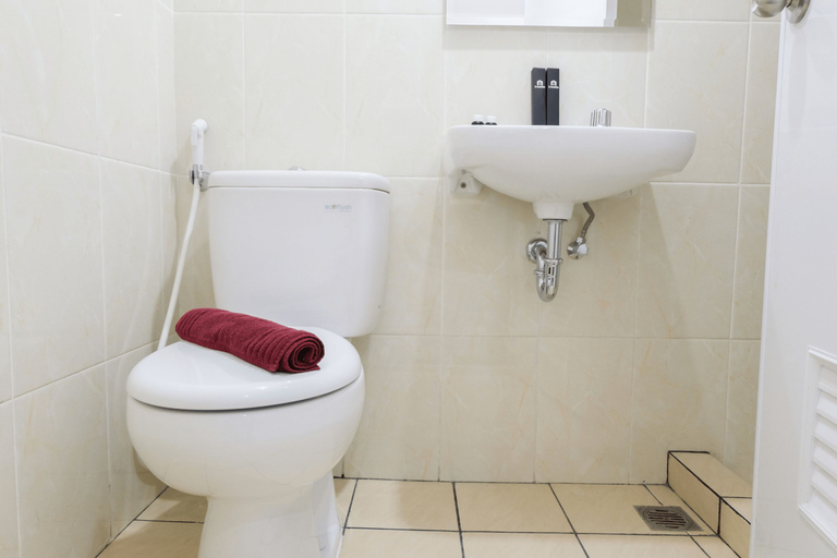 Bathroom 5, Comfortable Studio Apartment M-Town Residence By Travelio, Tangerang