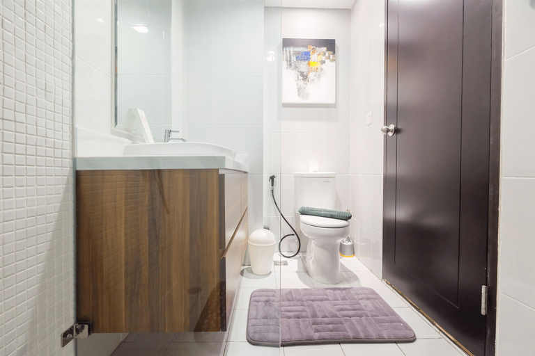 Bathroom 5, Luxurious Studio Apartment at Casa De Parco By Travelio, Tangerang