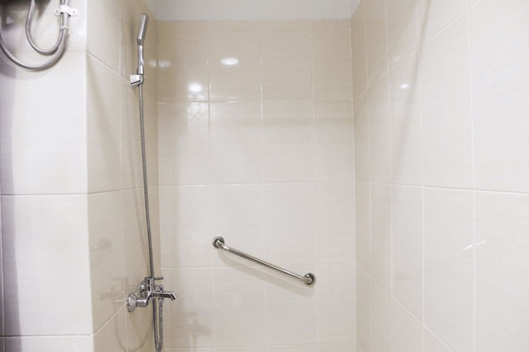Bathroom 5, 1BR with Working Space The Oasis Apartment Cikarang By Travelio, Cikarang