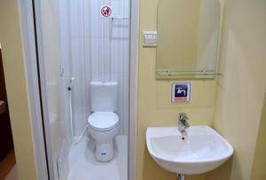 Bathroom 5, Oval Guest House, Balikpapan