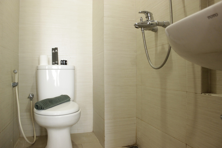 Bathroom 5, Relaxing Studio Room at Gateway Pasteur Apartment By Travelio, Bandung