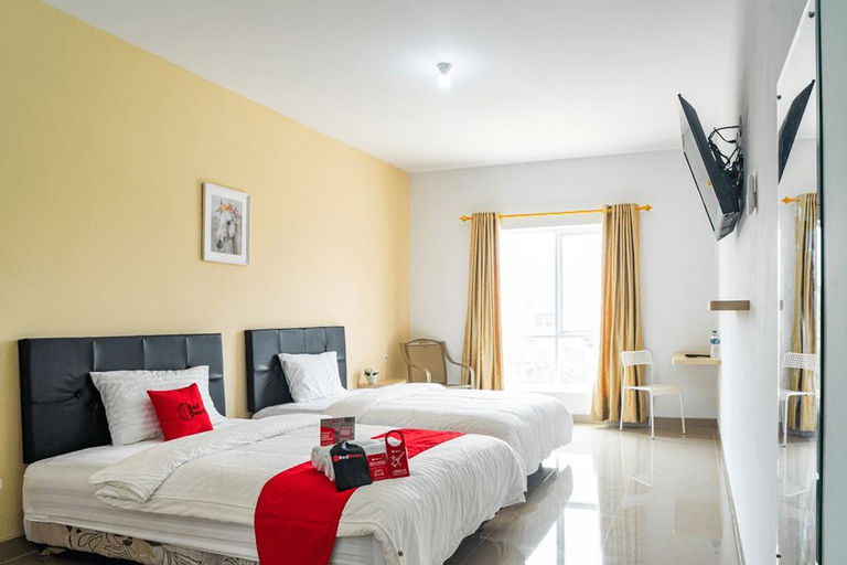 RedDoorz Plus near Teras Kota 3, South Tangerang