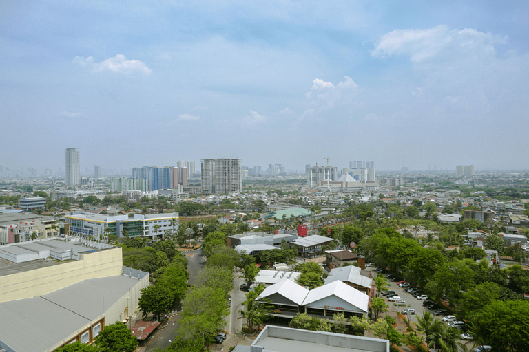 Comfortable 1BR @ Sky Terrace Apartment in Strategic Area By Travelio, West Jakarta