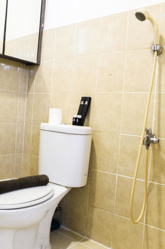 Bathroom 5, Stylish and Convenient 2BR Green Bay Pluit Apartment By Travelio, Jakarta Utara