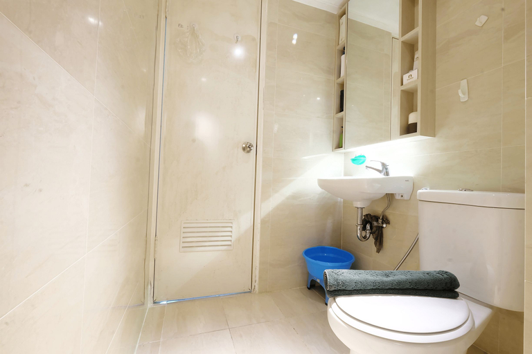 Bathroom 3, Spacious 1BR Apartment at Green Bay Pluit By Travelio, Jakarta Utara