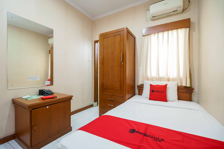 RedDoorz Plus near Kemang Raya - Tap to explore photos