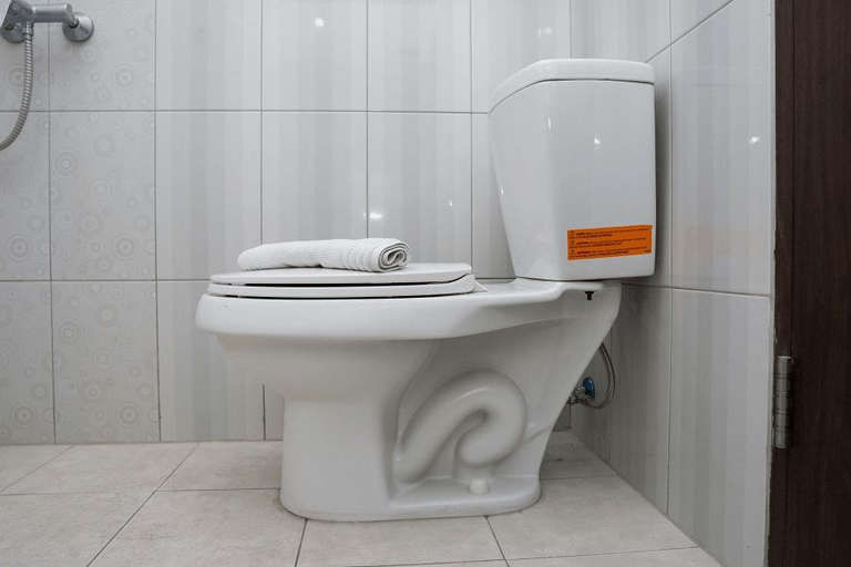 Bathroom 5, Convenient Studio at Galeri Ciumbuleuit 2 Apartment By Travelio, Bandung