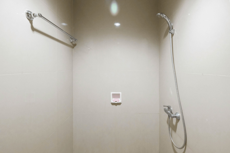 Bathroom 5, Great Location Studio at Tree Park Apartment By Travelio, South Tangerang