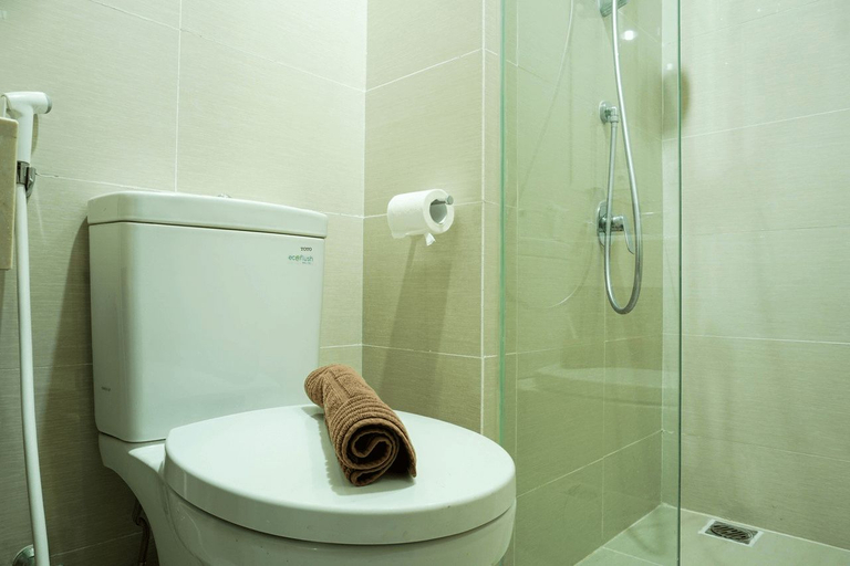 Bathroom 5, Modern with City View @ Studio Puri Mansion Apartment By Travelio, West Jakarta