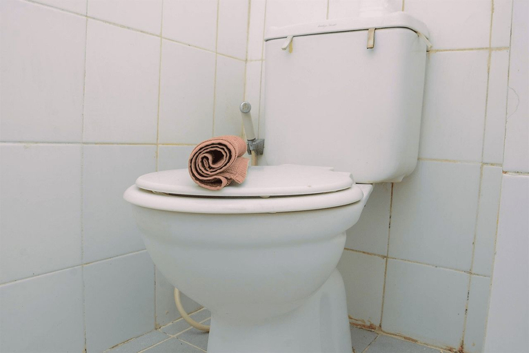 Bathroom 5, Minimalist and Stylish Studio Gading Nias Apartment By Travelio, North Jakarta
