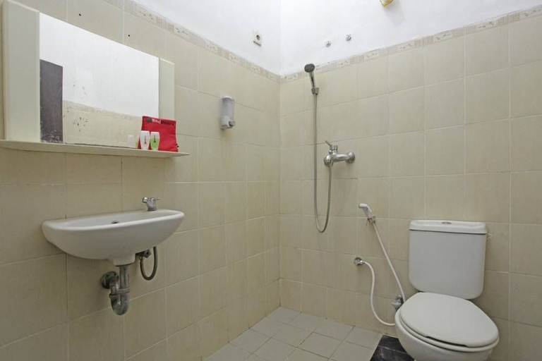 Bathroom 5, RedDoorz @ Soekarno Hatta 2, Malang