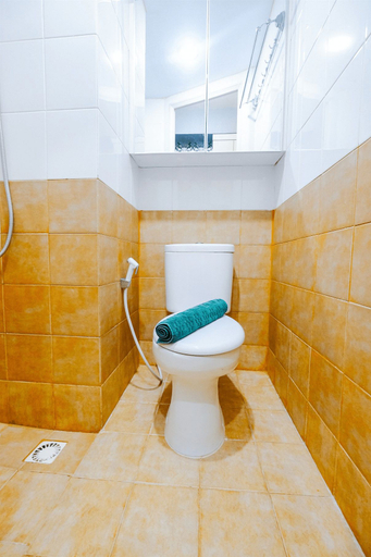 Bathroom 3, Furnished Studio Green Pramuka City Apartment By Travelio, Jakarta Pusat