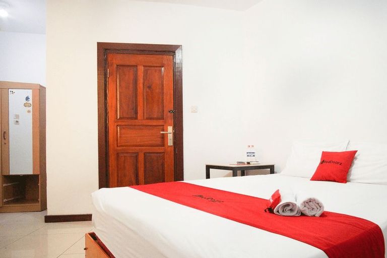 Bedroom 5, RedDoorz near Mal Abepura, Jayapura