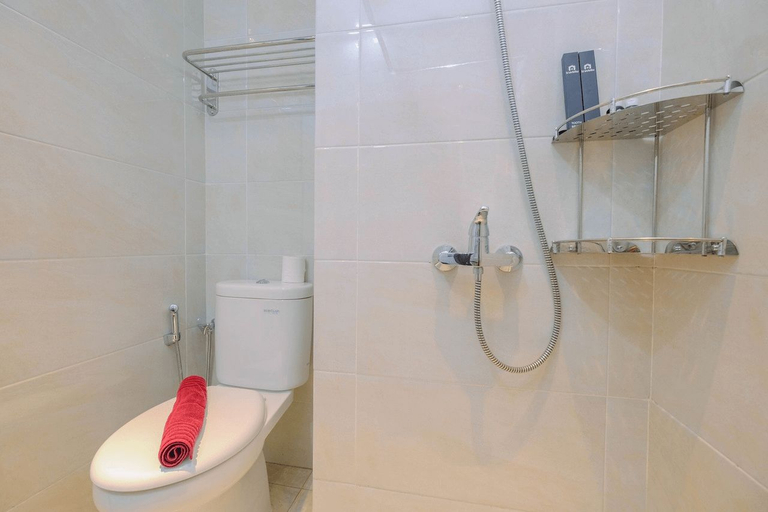 Bathroom 5, Cozy and Minimalist Studio Apartment @ Mustika Golf Residence By Travelio, Cikarang
