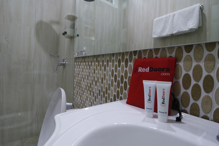 RedDoorz Premium near RS Pondok Indah La Maison, South Jakarta