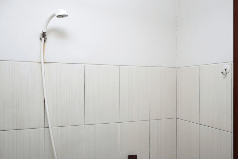 Bathroom 5, Elegant Design Studio Apartment at Margonda Residence 4 By Travelio, Depok