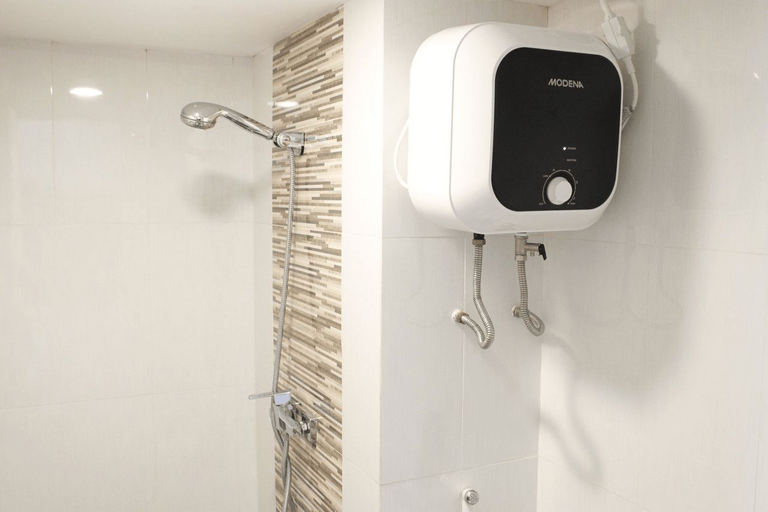 Bathroom 5, Modern & Spacious Studio at The Jarrdin Cihampelas Apartment By Travelio, Bandung