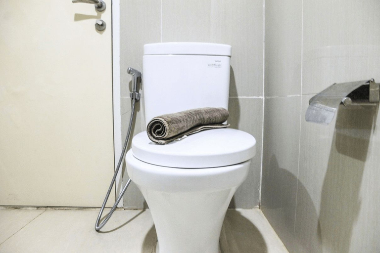 Bathroom 5, Pool View Studio Apartment Paramount Skyline near Gading Serpong By Travelio, Tangerang