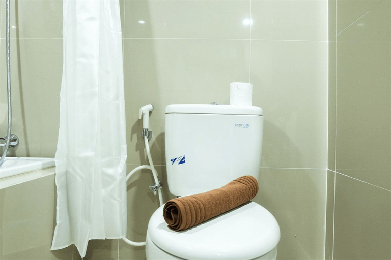 Bathroom 5, Studio Room Azalea Suites Apartment By Travelio, Cikarang