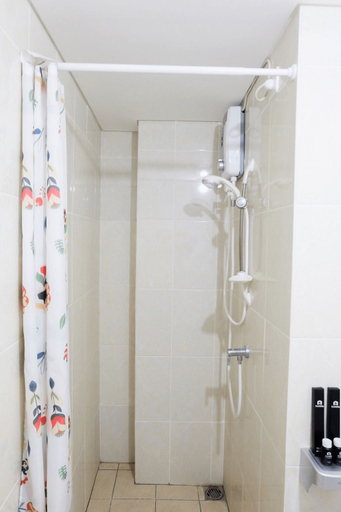 Bathroom 5, Comfy 2BR at M Town Residence Apartment by Travelio, Tangerang