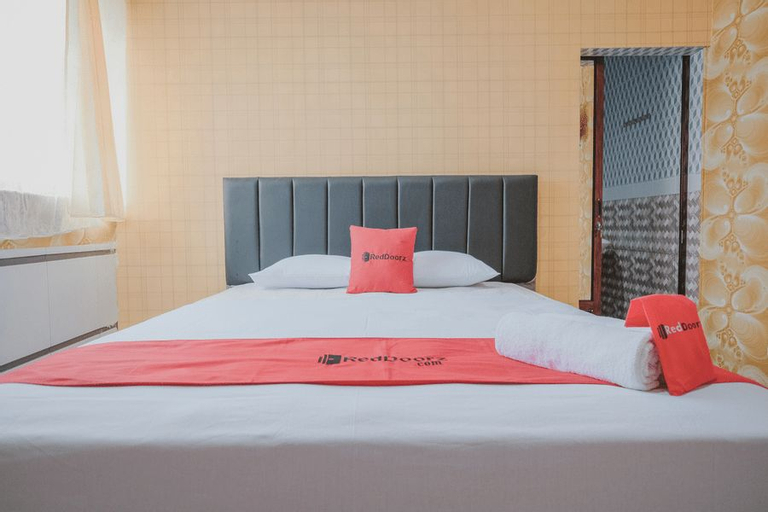 RedDoorz Plus near Istana Maimun Medan, Medan