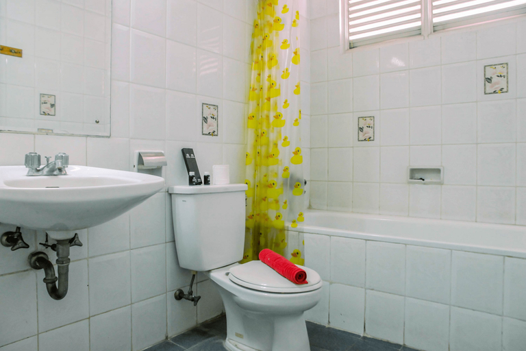 Bathroom 5, Comfy Studio at Menara Kondominium Kelapa Gading Apartment By Travelio, North Jakarta