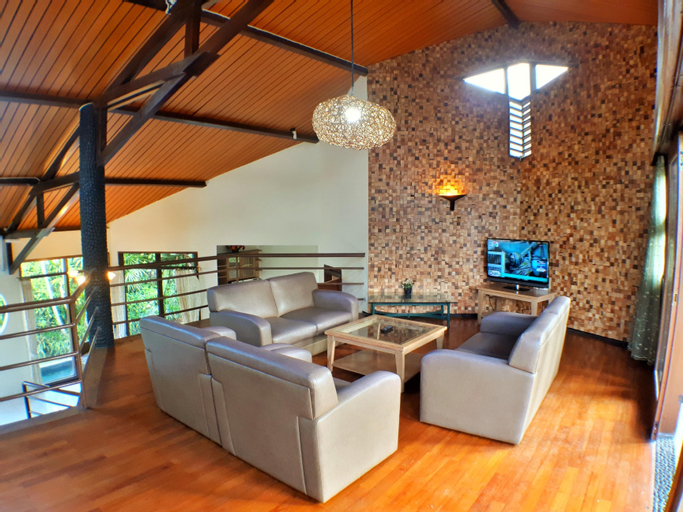 Villa 4 kamar Klub Bunga No. 8 dekat Jatim Park 1, Malang