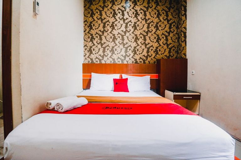 Bedroom 4, RedDoorz Plus @ Grand City Inn, Makassar